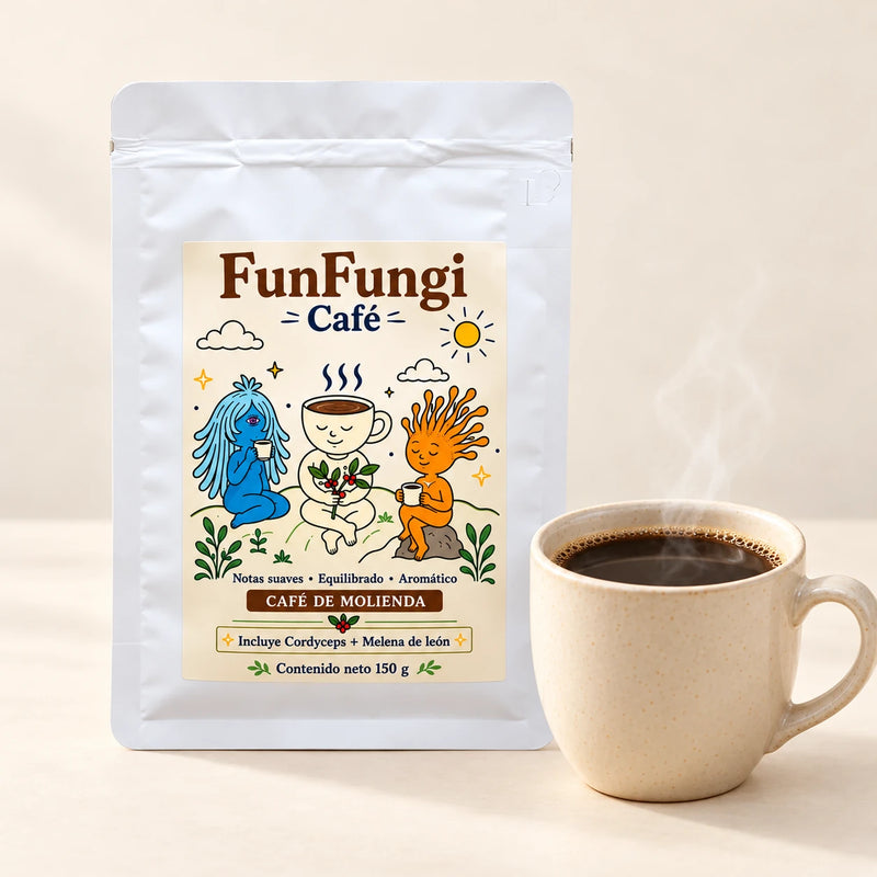 Bolsa blanca de café FunFungi de 150 g junto a una taza de café negro recién preparado sobre fondo crema, sin elementos adicionales.