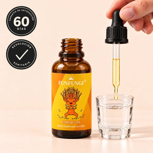 Frasco abierto de extracto de Cordyceps FunFungi de 30 ml, con una pipeta vertiendo una gota en un vaso de agua y sellos de garantía de 60 días y resolución sanitaria.