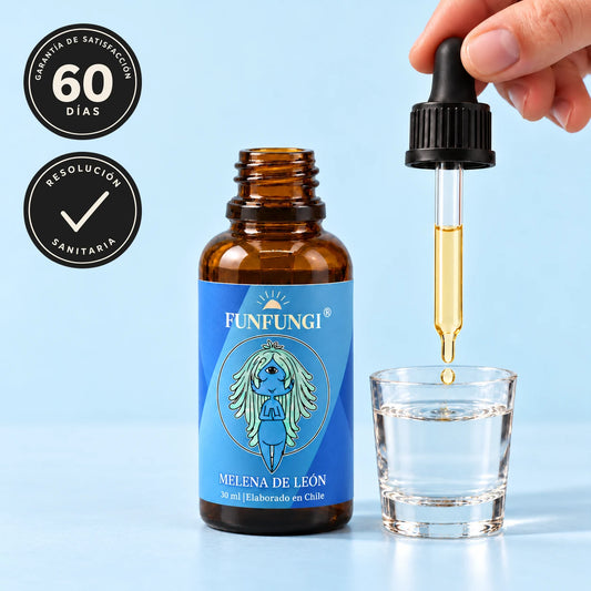 Frasco abierto de extracto de Melena de León FunFungi de 30 ml, con una pipeta vertiendo una gota en un vaso de agua y sellos de garantía de 60 días y resolución sanitaria.