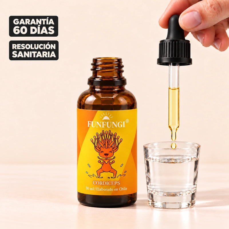Extracto de Cordyceps FunFungi, en un frasco ámbar de 30 ml junto a un vaso de agua y una mano con gotero, con sellos de garantía de 60 días y resolución sanitaria.