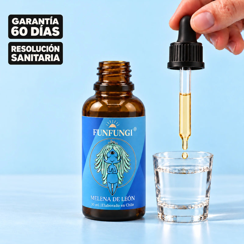 Frasco abierto de Melena de León FunFungi de 30 ml sobre fondo azul, junto a un vaso de agua y una mano con pipeta, con sellos de garantía de 60 días y resolución sanitaria.