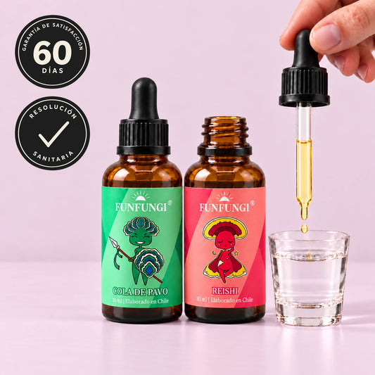 Pack FunFungi de Cola de Pavo y Reishi, en frascos de 30 ml, junto a un vaso de agua y una pipeta con extracto, con sellos de garantía de 60 días y resolución sanitaria.