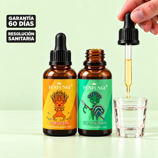 Pack de extractos Cordyceps y Cola de Pavo FunFungi, en frascos ámbar de 30 ml junto a un vaso de agua y una mano con gotero, con sellos de garantía de 60 días y resolución sanitaria.