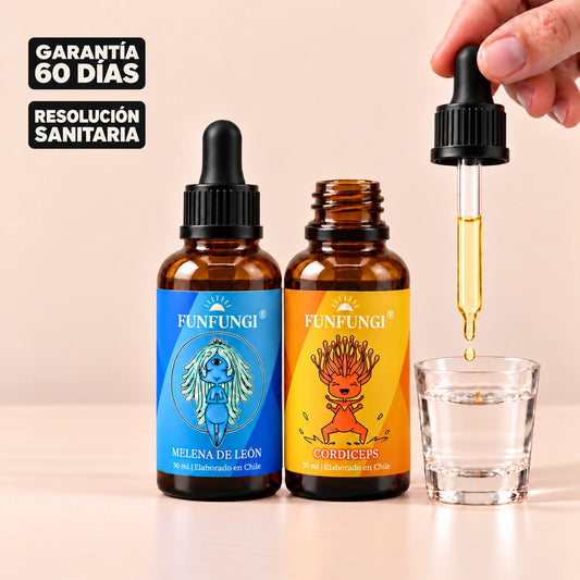 Pack de extractos Melena de León y Cordyceps FunFungi, en frascos ámbar de 30 ml junto a un vaso de agua y una mano con gotero, con sellos de garantía de 60 días y resolución sanitaria.
