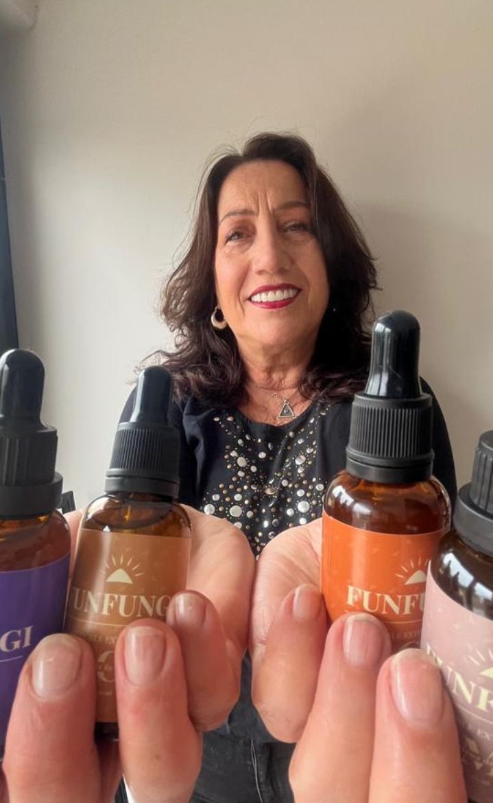 Clienta de FunFungi mostrando sus extractos de hongos adaptógenos Reishi y Cordyceps, testimonio real de usuaria chilena. (Verified reviewer)